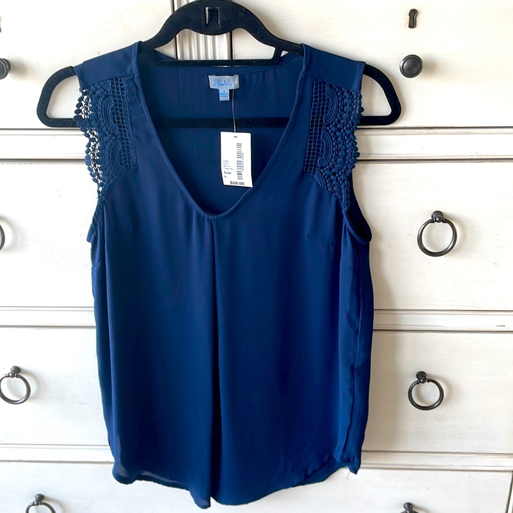 Abeline navy top.